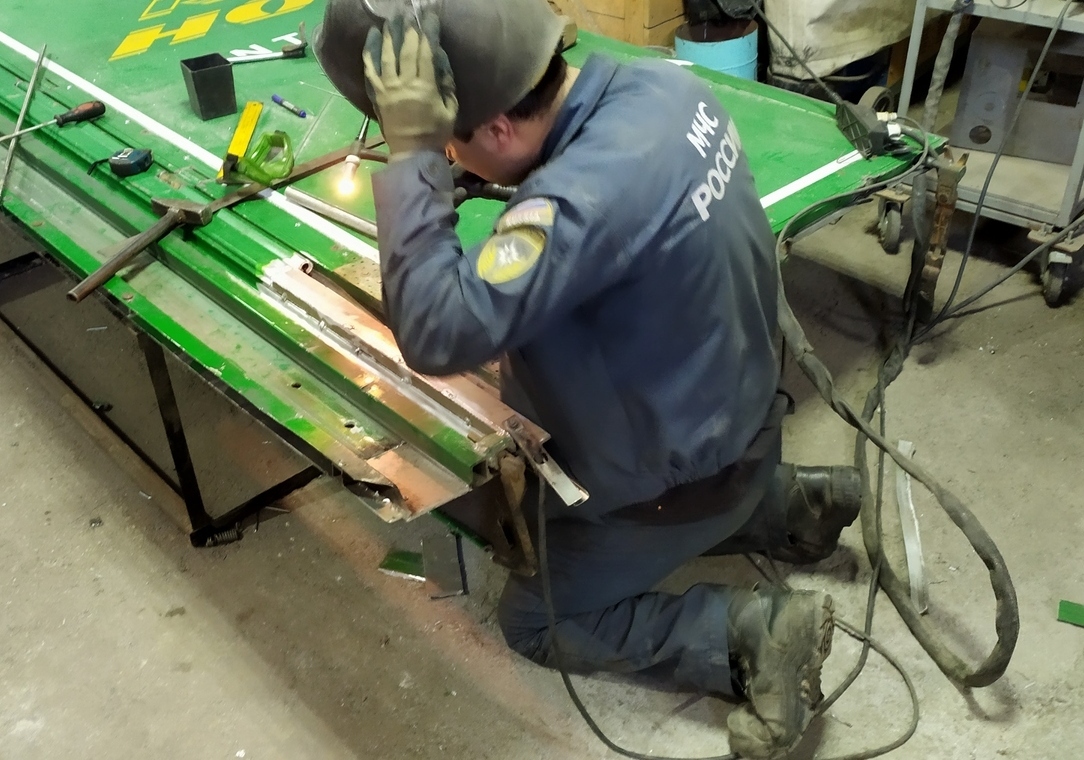 Ремонт ворот полуприцепа Аргоном в Омске Ремонт ворот полуприцепа в Омске